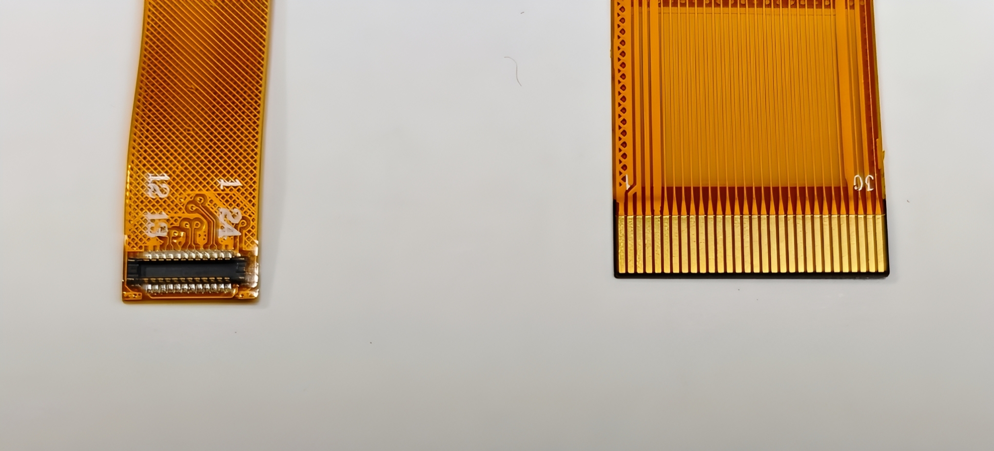 Czy do elastycznych kabli wyświetlaczy lepiej zastosować złącze B DO B czy wtyczkę ze złotym palcem?