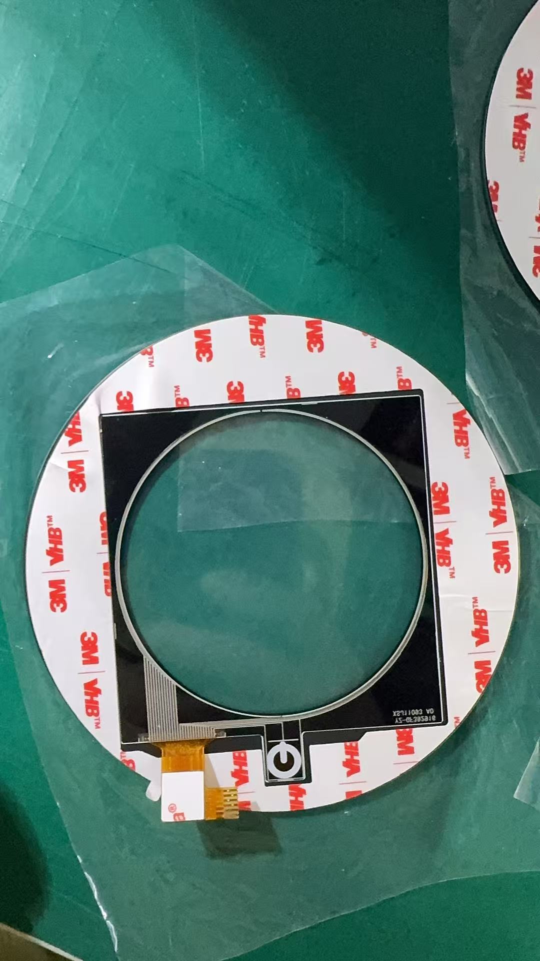 Zalety stosowania taśmy dwustronnej VHB do paneli osłonowych z ekranami dotykowymi